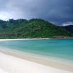 Menikmati Keindahan Pantai Lampuuk, Destinasi Wisata Tersembunyi di Aceh