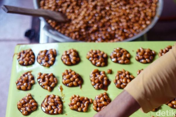 Ampyang, Camilan Tradisional Khas Solo yang Cocok Dijadikan Oleh-Oleh Ampyang, Camilan Tradisional Khas Solo yang Cocok Dijadikan Oleh-Oleh